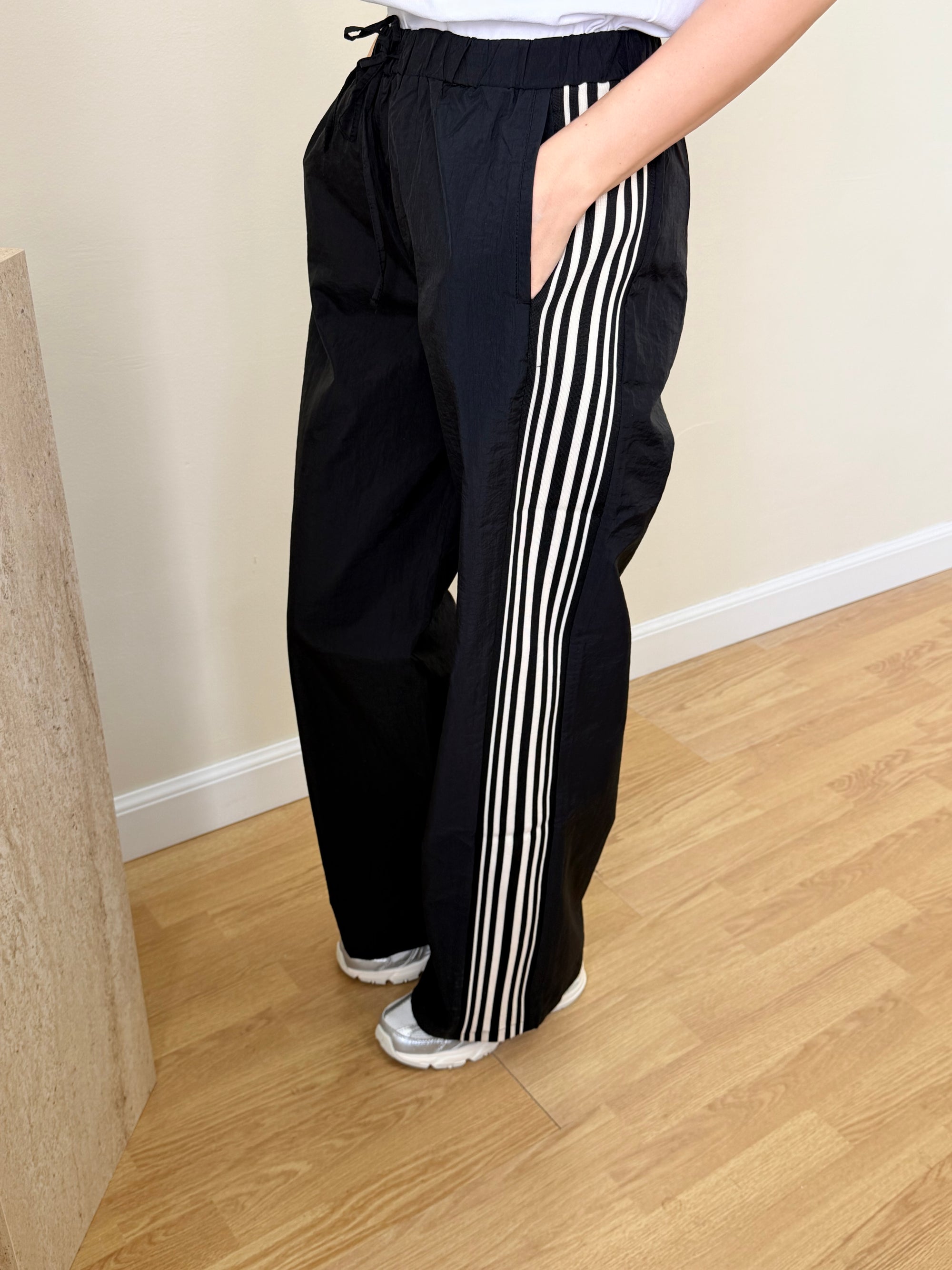 Siyah Paraşüt Pantalon